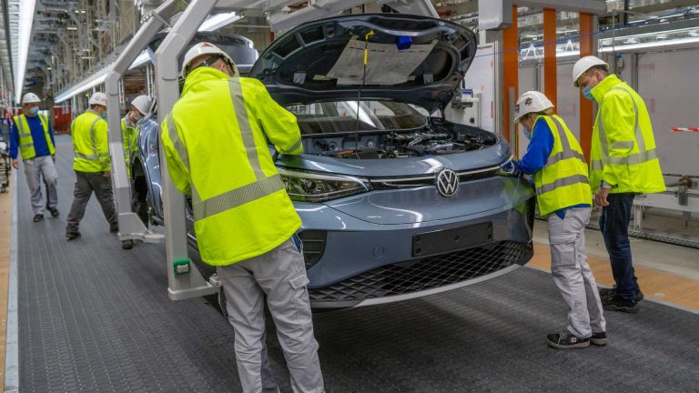 Volkswagen uzsāk elektriskā ID.4 ražošanu otrajā rūpnīcā Vācijā
