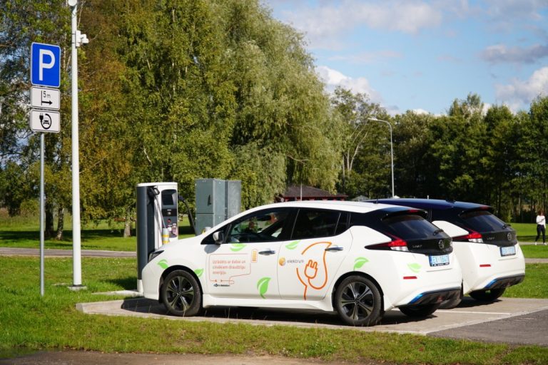 Vismaz 10 lietas, ko vēl nezināji par elektroauto iegādes atbalsta programmu Latvijā