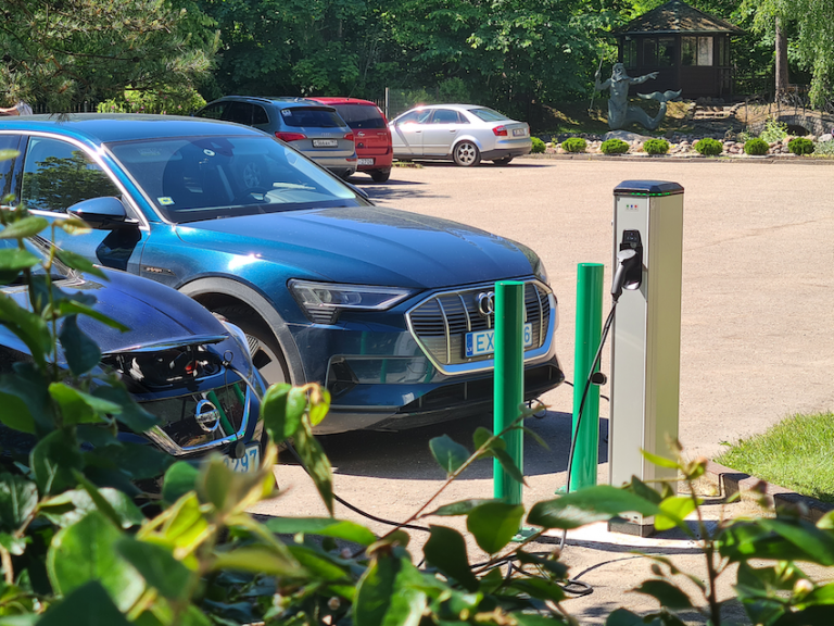 Paplašinās atbalsta programmu elektroauto un hibrīdauto iegādei