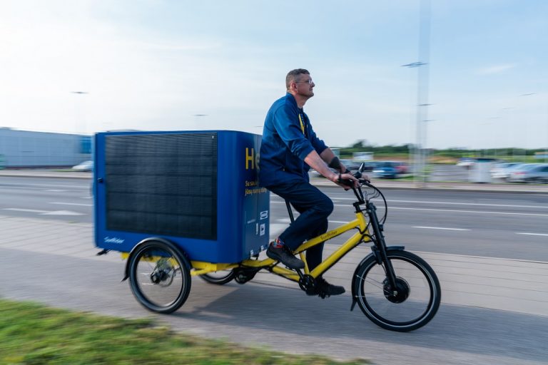 IKEA uzsāk piegādes uz mājām ar pasaulē pirmo saules enerģijas kravas velosipēdu