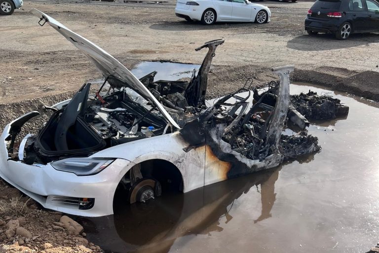 Ugunsdzēsējiem jānoslīcina “Tesla Model S”, lai apturētu bateriju degšanu
