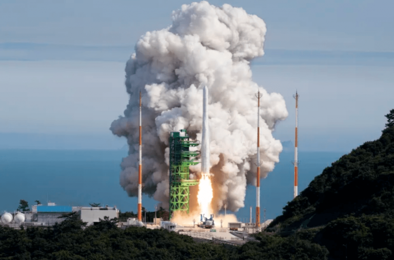 Dienvidkoreja palaidusi satelītu, izmantojot pirmo pašu radīto raķeti