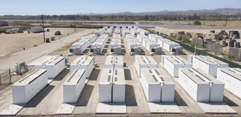 Tesla elektrību uzkrājošās baterijas aizstās pēdējo Havaju salās oglēm darbināto spēkstaciju
