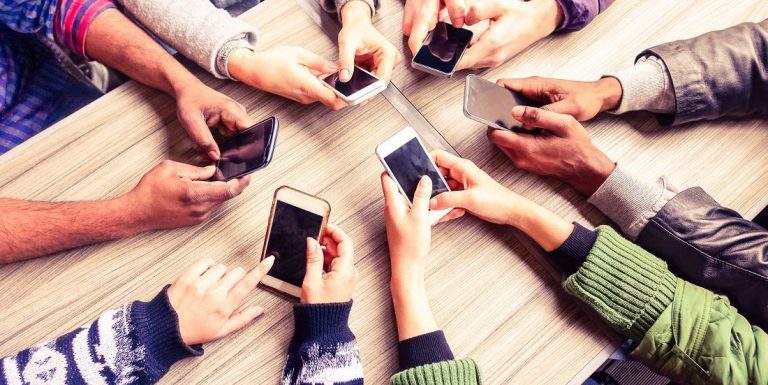 Pētījums atklāj, ka ASV pieaugušie savus telefonus lieto četras reizes vairāk nekā 2019. gadā