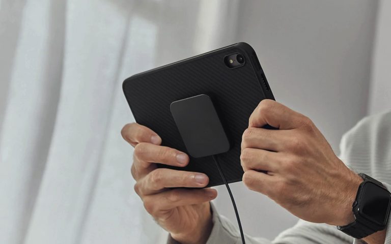 Radīts iPad mini planšetdatora vāciņš, kas nodrošina bezvadu uzlādi