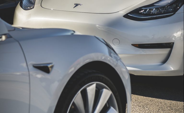 Bailēs par spiegošanu, Ķīnas kūrortpilsētā uz laiku tiek aizliegtas Tesla mašīnas