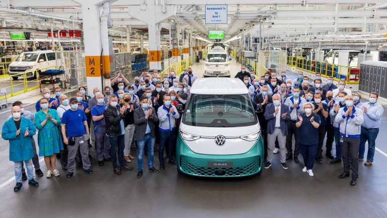 Volkswagen “ID.Buzz” oficiāli nonācis sērijveida ražošanā