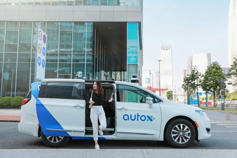 Šeņdžeņā tagad legāli drīkst pārvietotas autonomi braucošas mašīnas bez cilvēka vadītāja krēslā