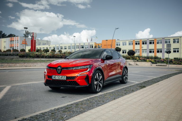 1000km brauciens ar Renault Megane E-Tech Electric elektroauto (video)