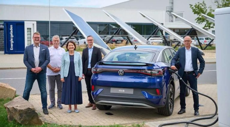 Volkswagen no nolietotiem elektroauto akumulatoriem būvē elektrības uzkrāšanas konteinerus