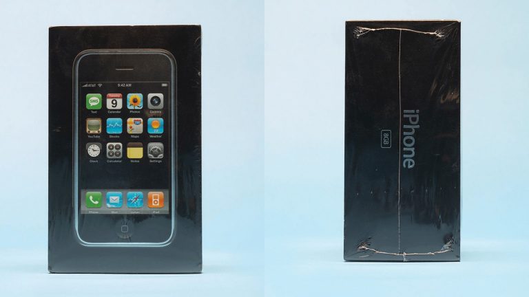 Izsolē par 35 000 dolāru pārdots pilnībā neatvērts oriģinālais iPhone