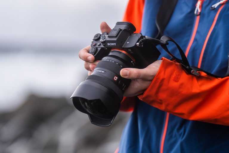 Sony paziņo par jauno Alpha 7R V kameru ar augstu izšķirtspēju un uz mākslīgā intelekta balstītu autofokusu