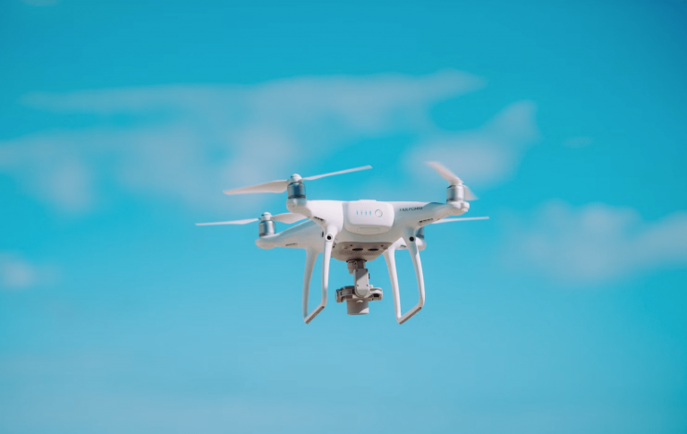Ēdiena piegādāšana ar dronu beidzas ar atslēgtu elektrību tūkstošiem cilvēku