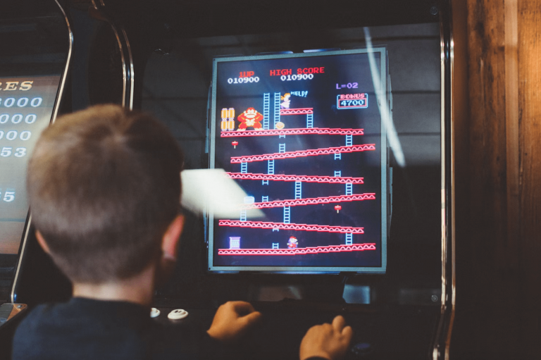 Pētījums: Bērniem, kuri spēlē videospēles, ir labāka smadzeņu darbība