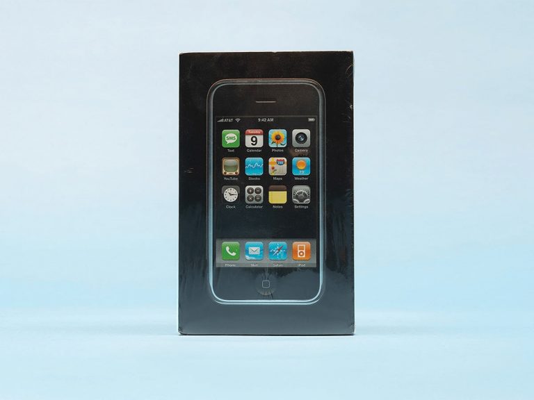 Pilnībā neatvērts pirmā iPhone modelis izsolē pārdots par gandrīz 40 000 dolāru