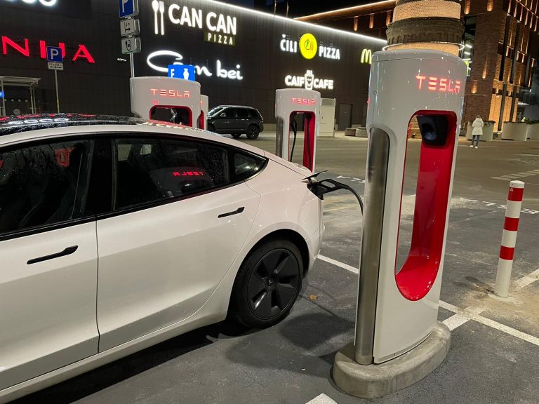 Privātpersonas sašutušas par auto nomas servisiem, kas aizņem jauno Rīgas Tesla Supercharger 