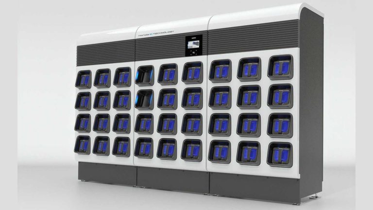 Honda iepazīstina ar savu elektromotociklu bateriju maiņas staciju