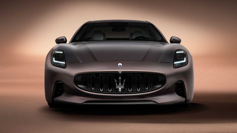 “Stellantis” atkal noliedz runas, ka “Maserati” zīmols izlikts pārdošanā