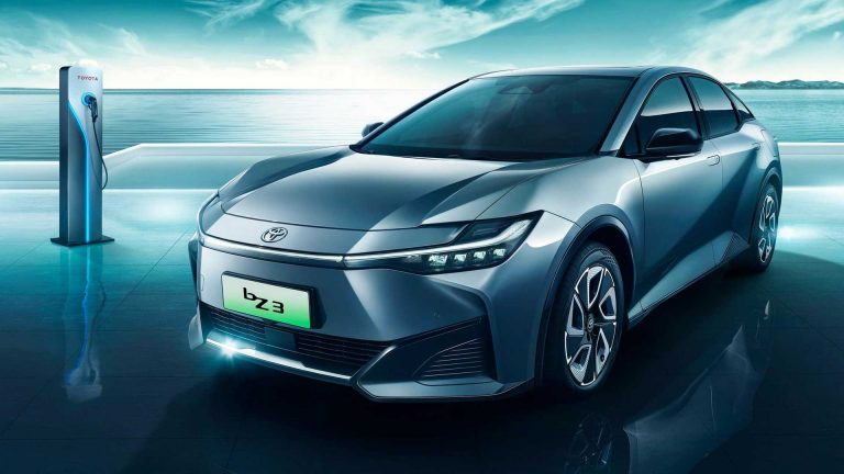 Toyota Ķīnā atsauc aptuveni 25 000 elektroauto, jo tie nepareizi rāda akumulatora atlikumu