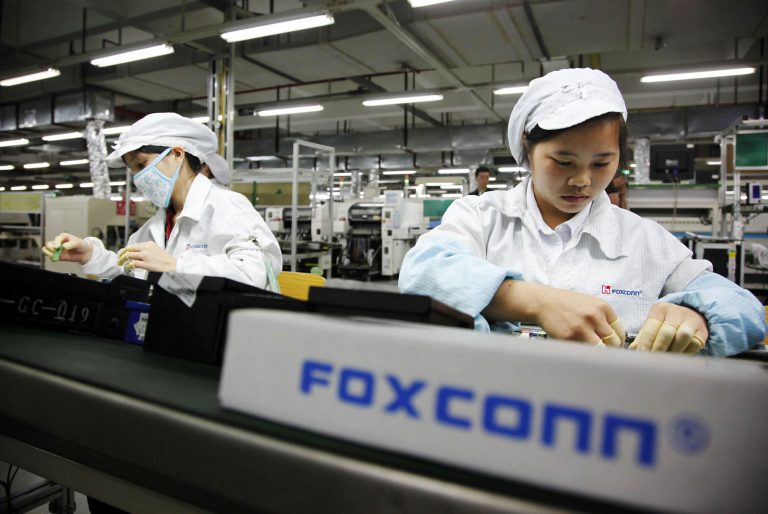 Foxconn rūpnīcā, kurā tiek ražoti iPhone, izcēlušies vardarbīgi protesti