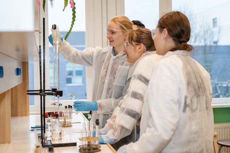 RTU aicina vidusskolas un pašvaldības sadarboties padziļināto fizikas un ķīmijas kursu apguvē