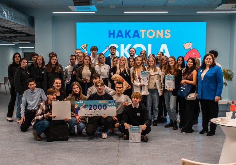 Aizvadīts hakatons “Skola skolēnam”