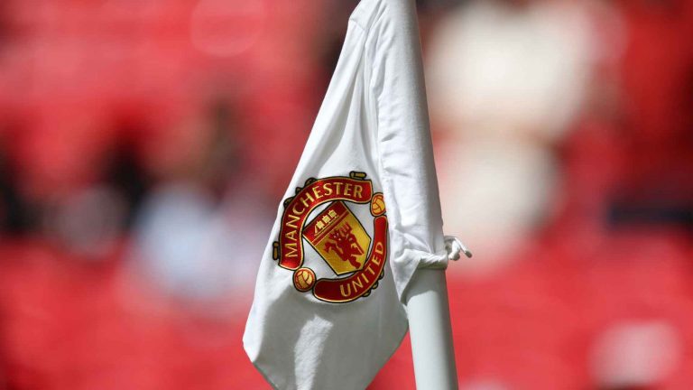 Ziņas par Apple vēlmi iegādāties futbola klubu “Manchester United” tomēr nav patiesas