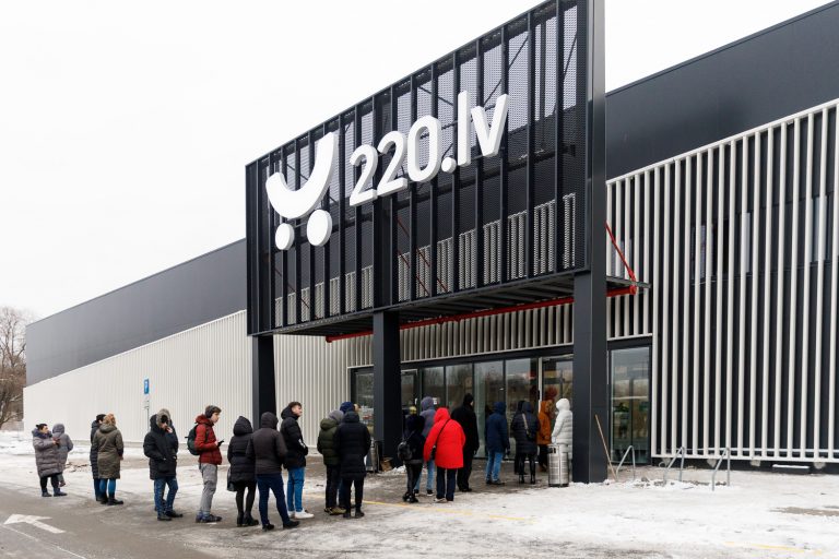 Investējot vairāk nekā 200 000 eiro, 220.lv atver jaunu veikalu Rīgā
