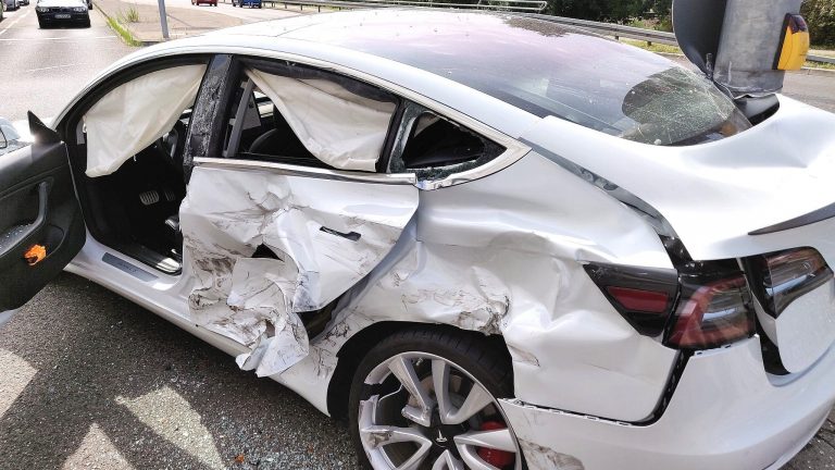 Tesla apsūdz Reuters par maldinošas, vienpusējas informācijas sniegšanu kritiskā publikācijā