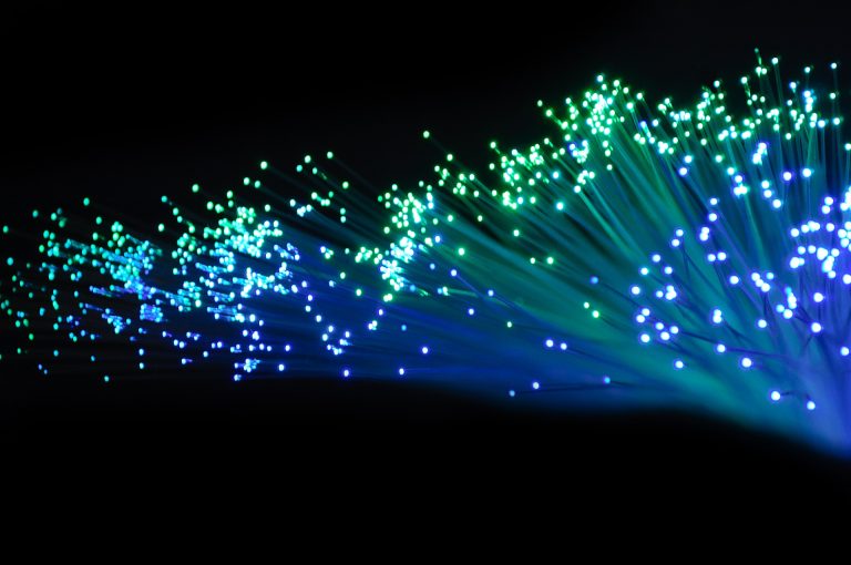 Tet testē caurspīdīgu optiskā interneta kabeli