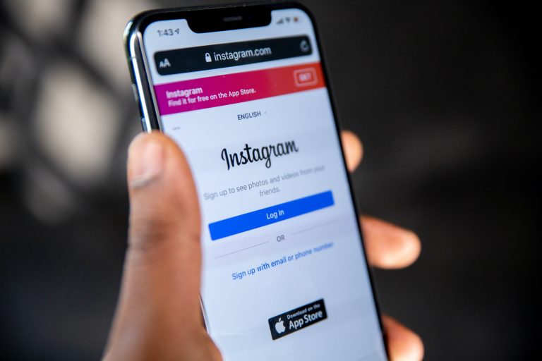 Lietotāji Latvijā un pasaulē ziņo par to, ka bloķēti viņu “Instagram” konti