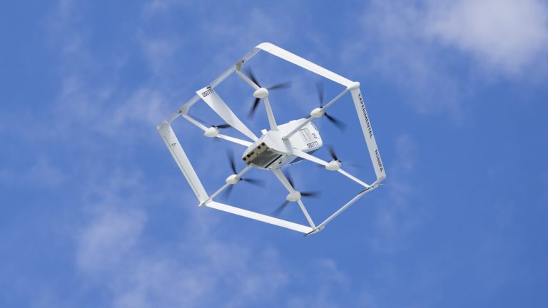 Amazon uzsāk piegādes ar dronu palīdzību