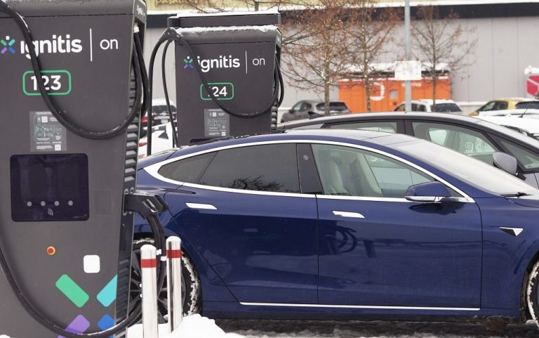 “Ignitis Latvija” ieguldīs 300 000 eiro, lai ierīkotu elektroauto uzlādes staciju pie “Rīga Plaza”