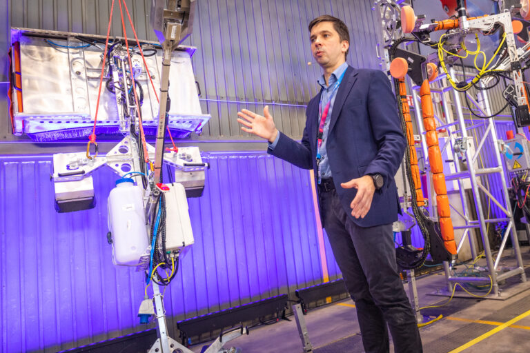 Aerones unikālais vēja turbīnu apkopes robots – 5 reizes ātrāks nekā cilvēks (video)