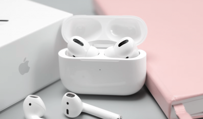 “Apple”, iespējams, gatavo lētākas “AirPods” bezvadu austiņas