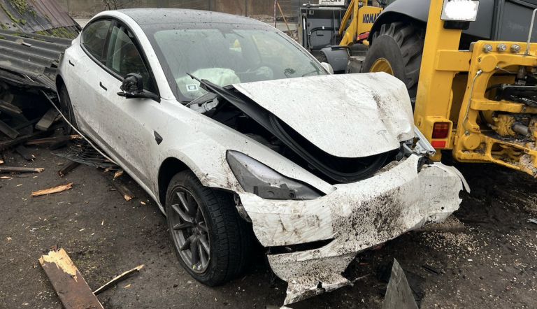 OX DRIVE klienta dzērumā izraisīta Tesla avārija izmaksās 100 000 eiro (video)