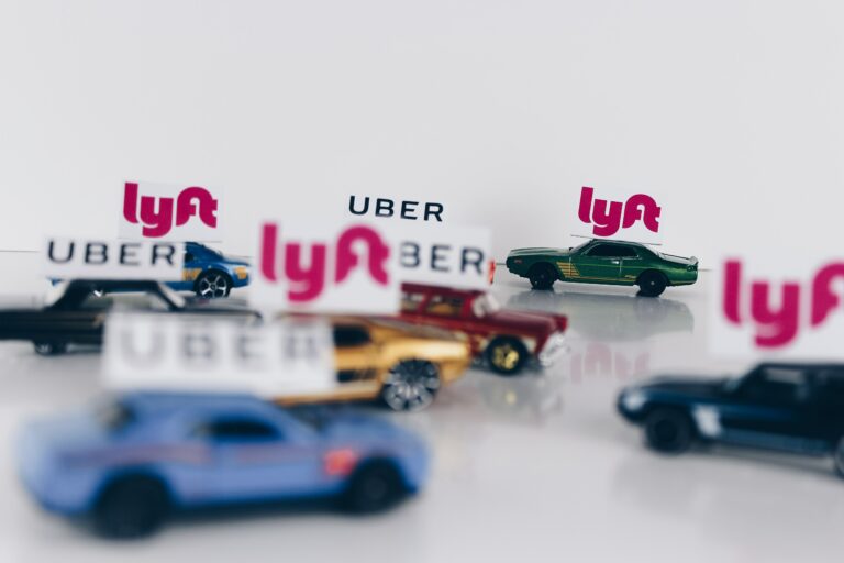 Ņujorkā visām Uber un Lyft automašīnām būs jābūt elektriskām