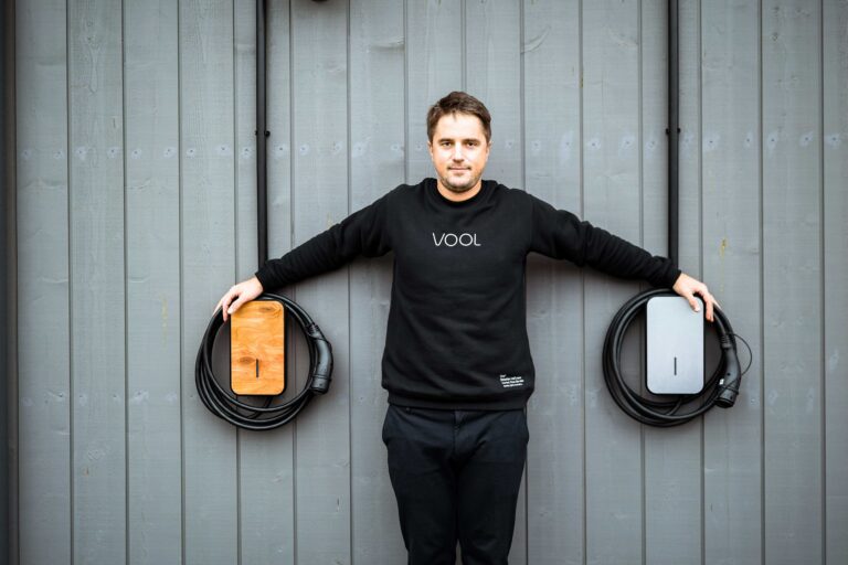 Igauņu jaunuzņēmums “VOOL” piesaistījis 1,7 miljonus eiro elektroauto uzlādes ierīces masveida ražošanai
