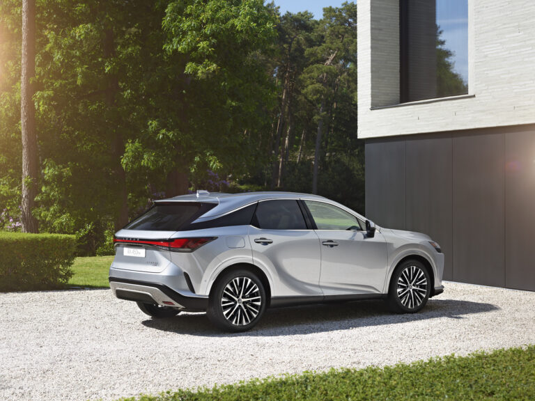 Jaunais Lexus RX krosovers Latvijā nonācis dīleru salonos