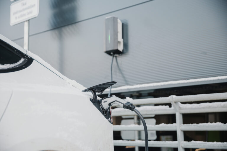 Eleport uzstādīs 5 jaunas elektroauto uzlādes stacijas Rīgā, Berģos un Ogrē