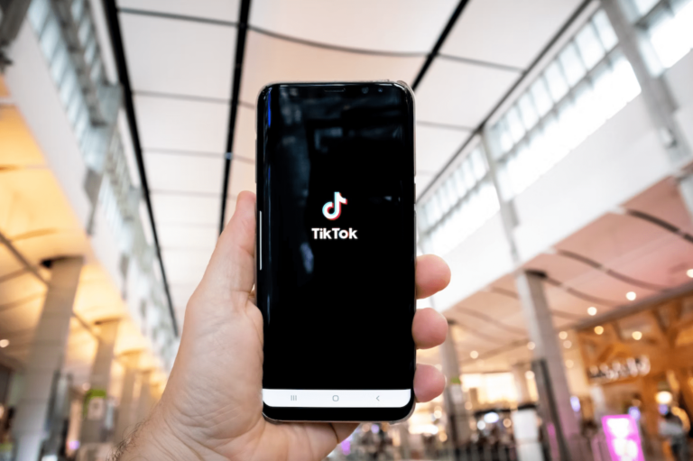 “TikTok” satura veidotāji drīzumā varētu prasīt maksu par video skatīšanos