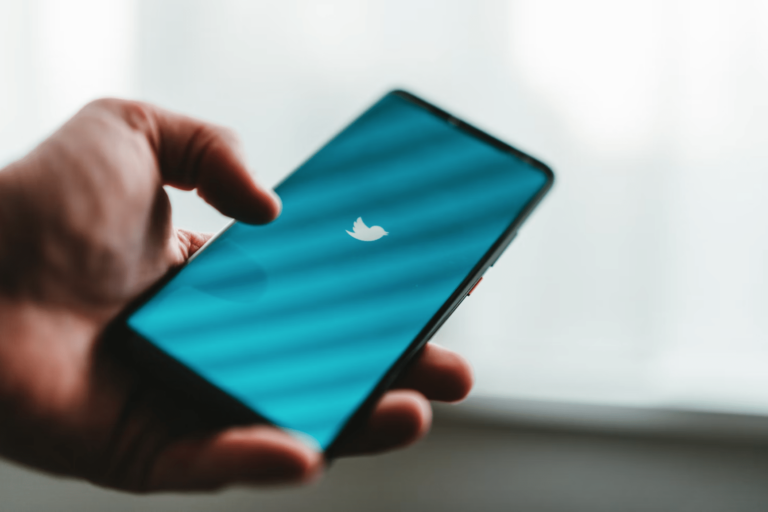 Krievijas propagandisti izmanto “Twitter Blue” abonementu, lai izplatītu dezinformāciju