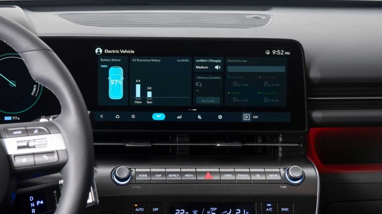 Hyundai savās mašīnās nesteigsies likvidēt fiziskās pogas