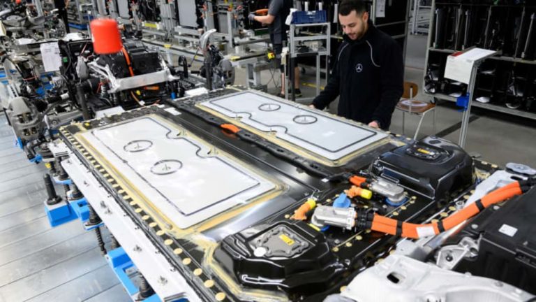 Mercedes Vācijā sāk būvēt elektroauto bateriju pārstrādes rūpnīcu