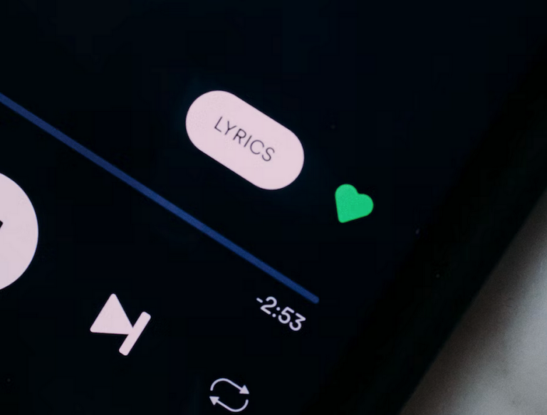 Spotify nomainīs sirsniņu ar plus zīmi, lai atzīmētu iecienītās dziesmas