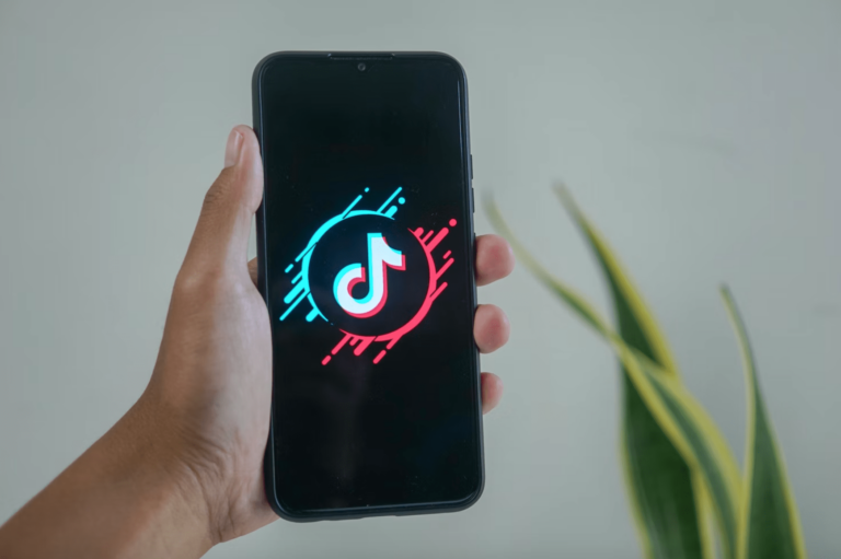 “TikTok” pusaudžiem automātiski ierobežos video skatīšanās ilgumu