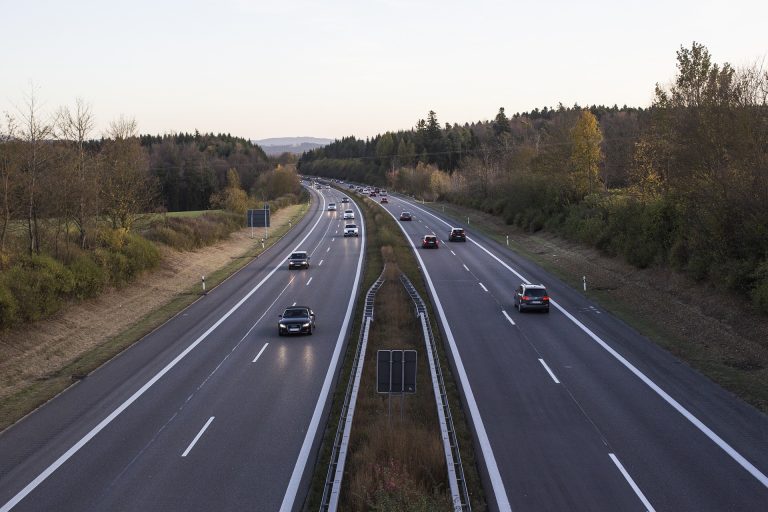 Vācija un Eiropas Komisija panāk vienošanos iekšdedzes dzinēju jautājumā