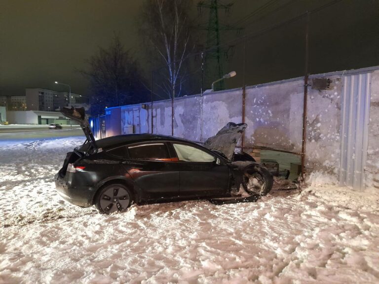 Tesla koplietošanas automašīnas lietotāja identitātes nodošana un avārijas izraisīšana izmaksās 25 tūkstošus eiro (video)