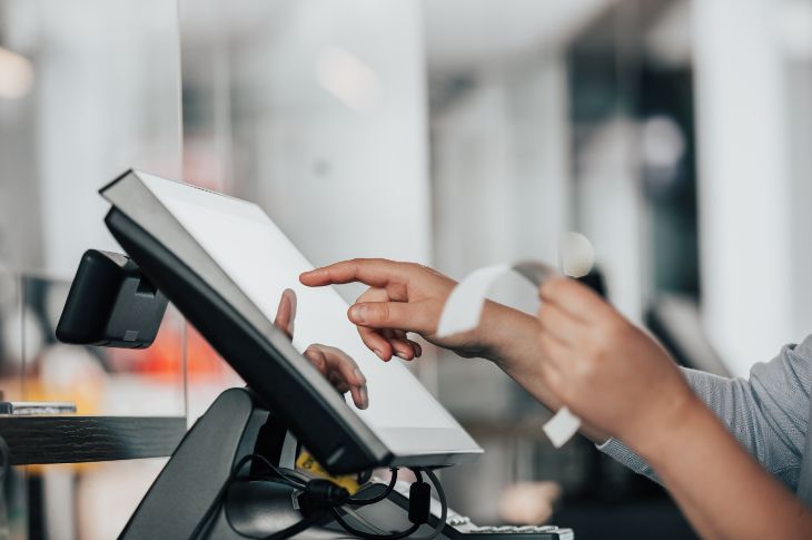 POS sistēma veikalos – kā to pielāgot dažādām uzņēmuma vajadzībām?
