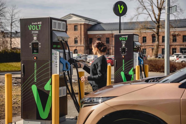 Enefit Volt lādētāji tagad pieejami visos Nissan salonos Baltijā